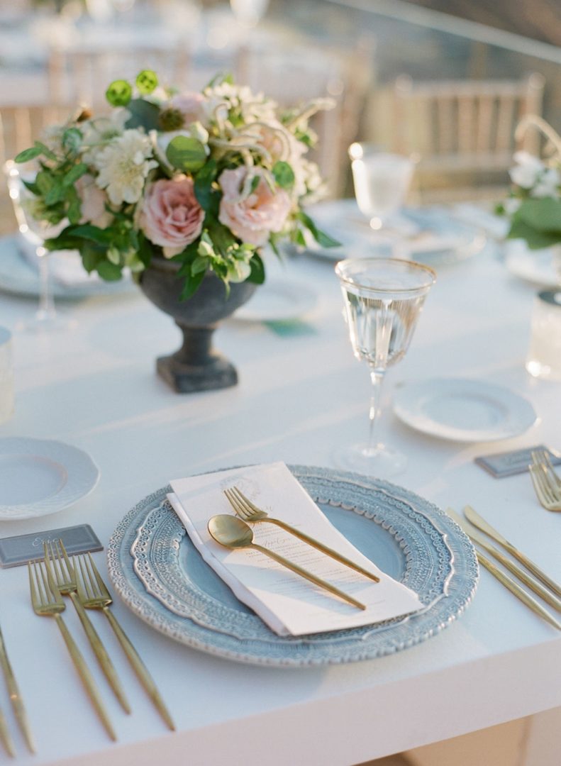 Flower arrangements for elegant Santorinian wedding